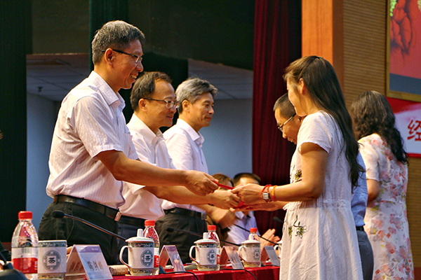 校领导为受表彰教师颁发荣誉证书 校领导为受表彰教师颁发荣誉证书