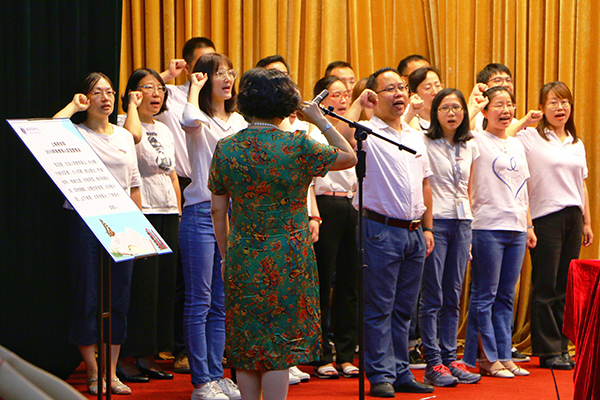 新进教师在会上进行宣誓 新进教师在会上进行宣誓