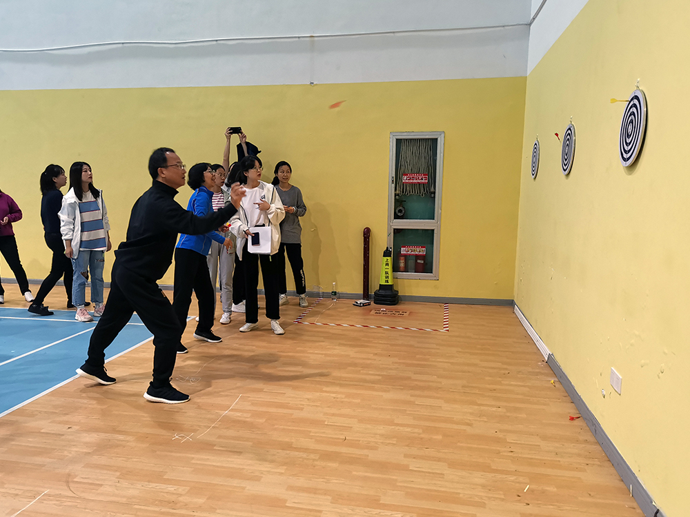 党委书记沈大明和校领导班子成员一起参与教工运动会飞镖项目