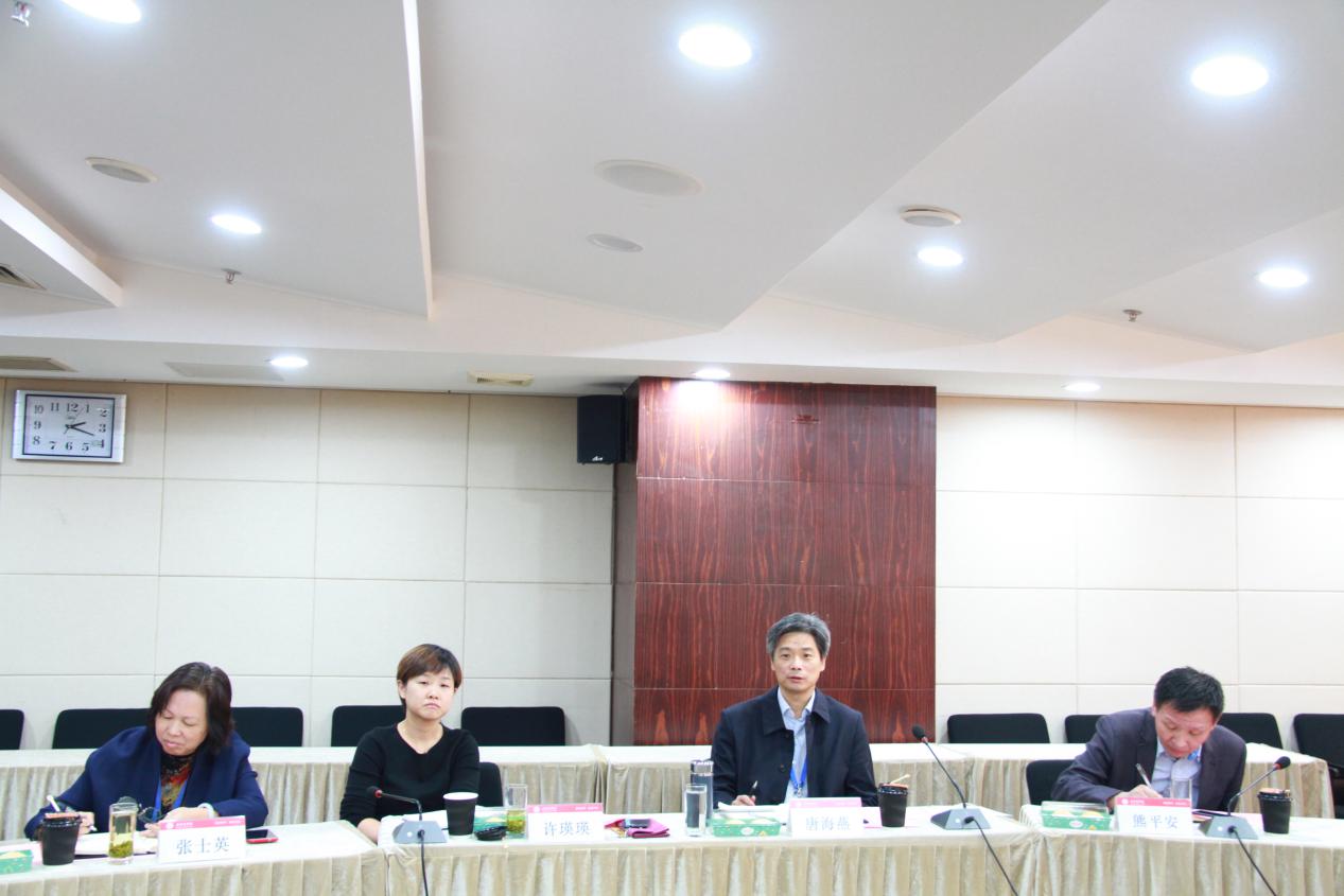 党委副书记、校长唐海燕与同学交流 党委副书记、校长唐海燕与同学交流