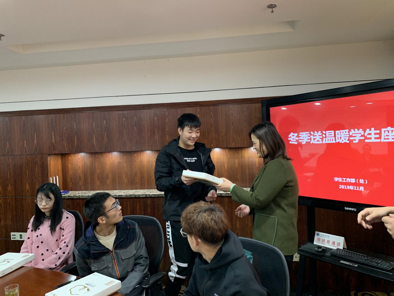 翁德玮为学生发放物资 翁德玮为学生发放物资