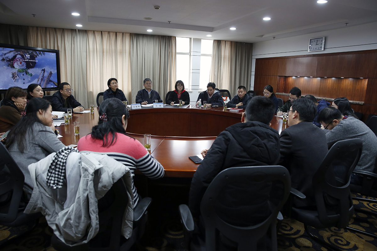 专家组成员与教师代表进行座谈