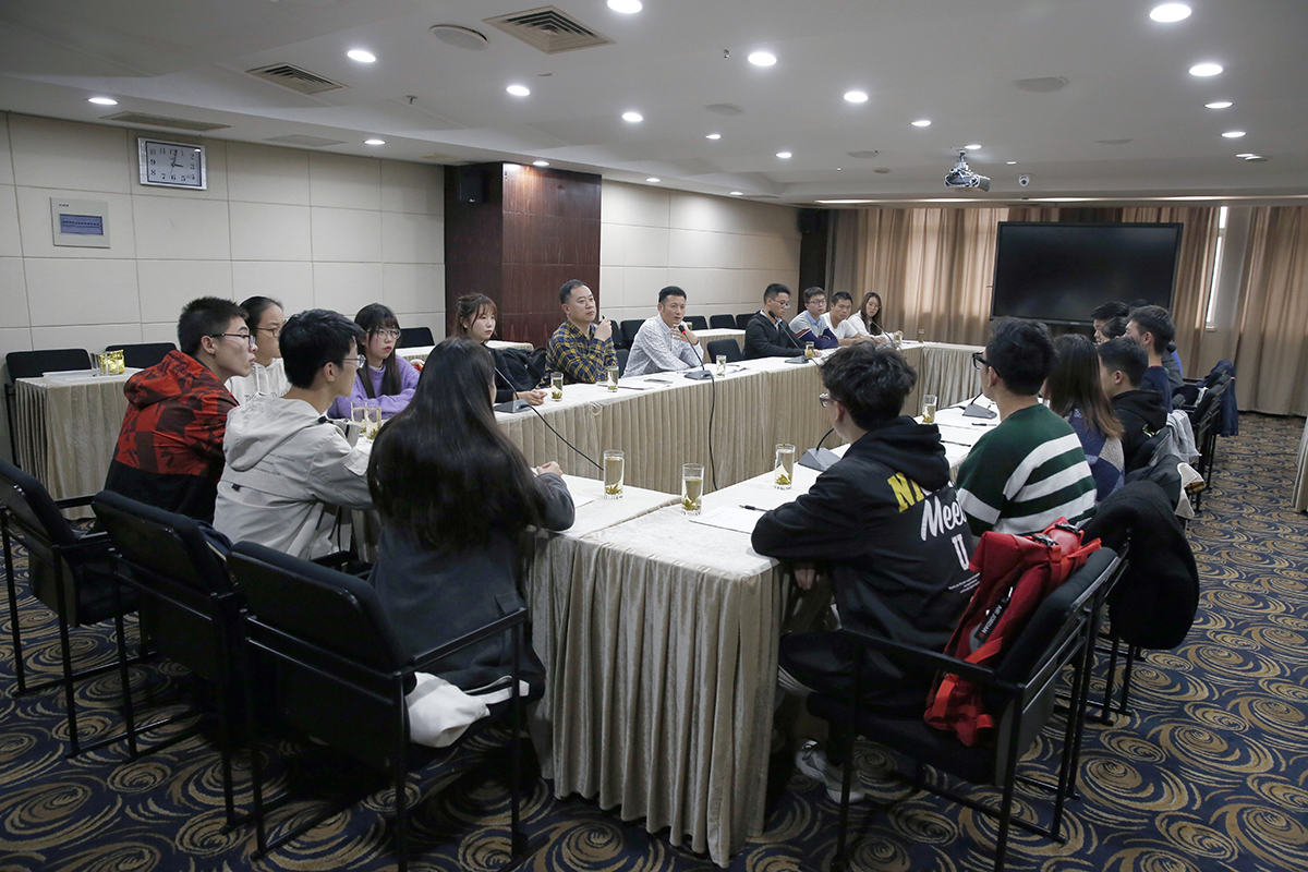 专家组成员与学生代表进行座谈