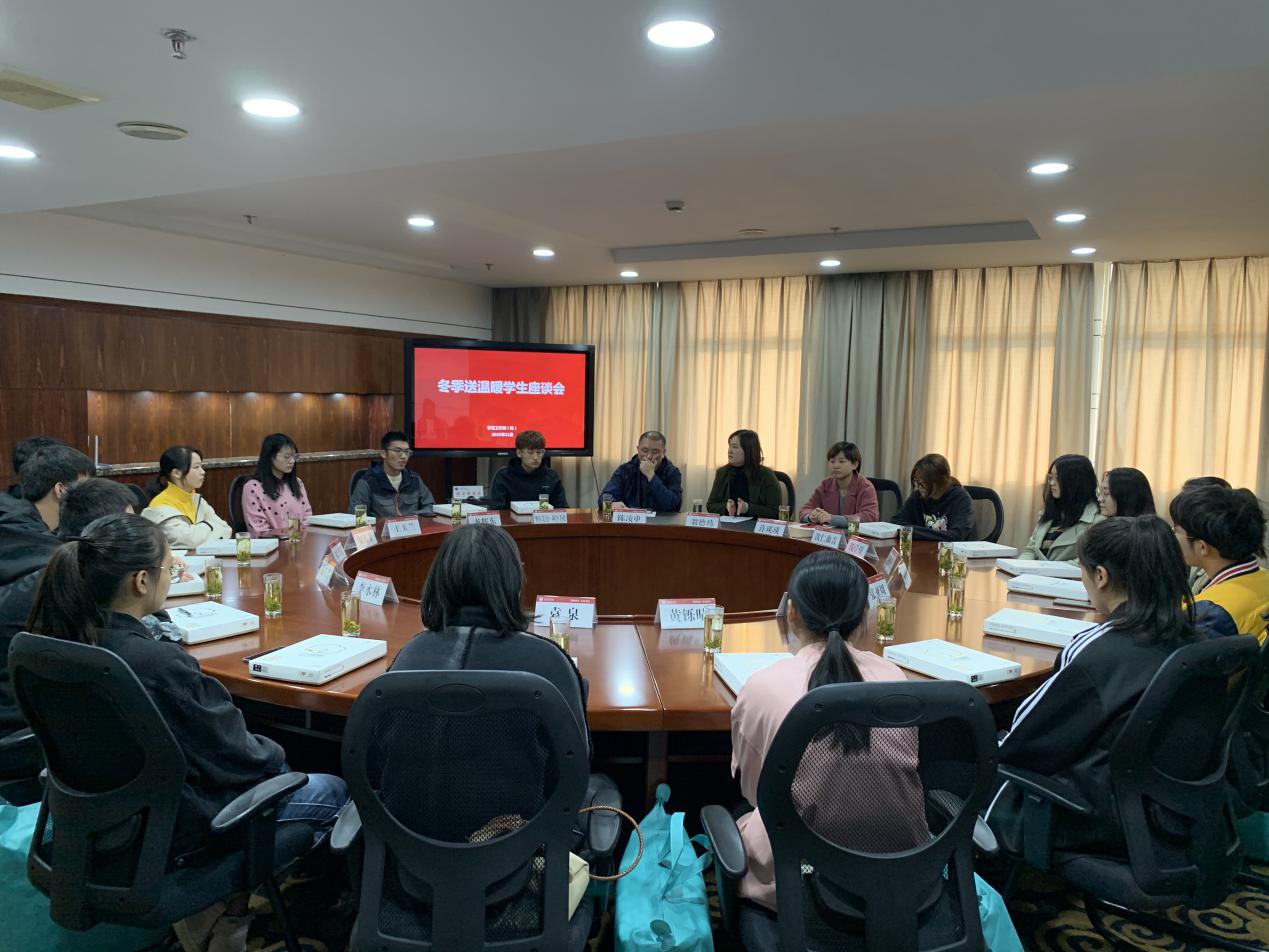 翁德玮副书记与学生在“冬季送温暖.情暖学生心”活动中亲切交流 翁德玮副书记与学生在“冬季送温暖.情暖学生心”活动中亲切交流