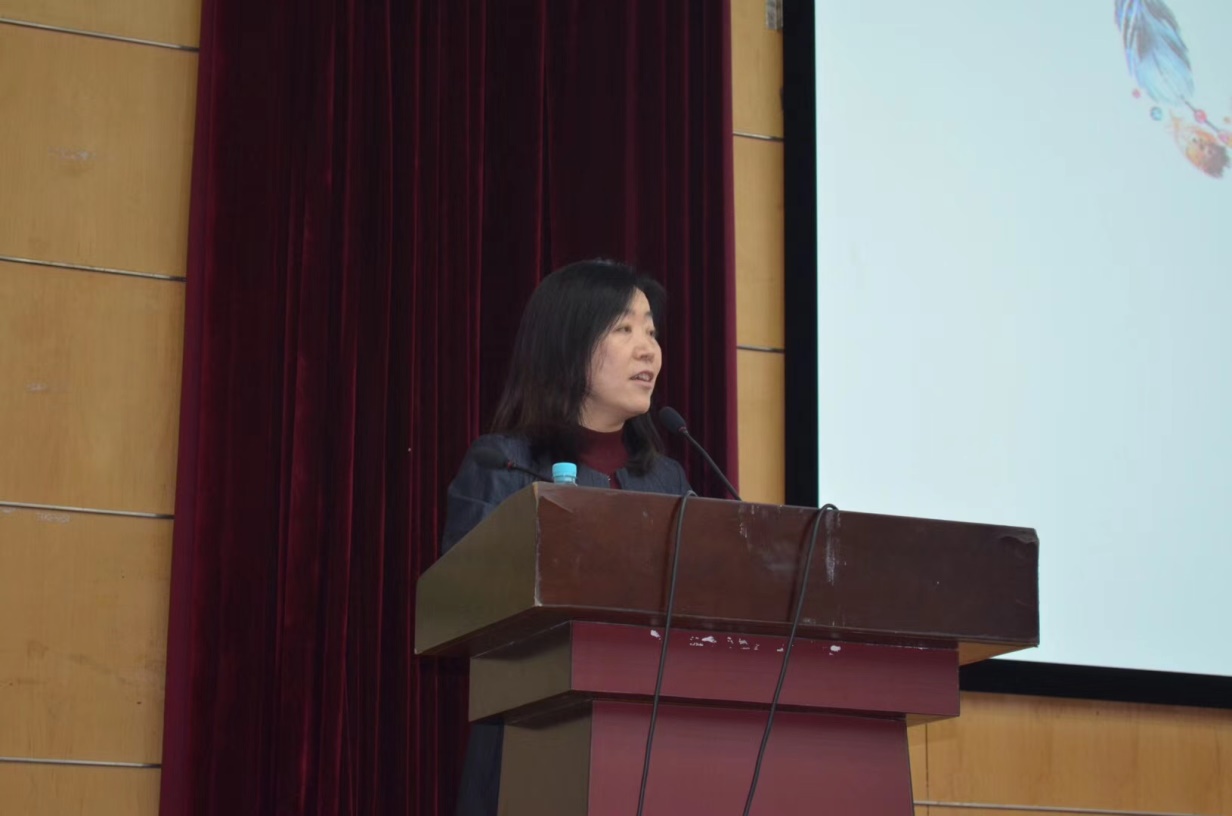 图为外语学院院长严玉萍教授致辞