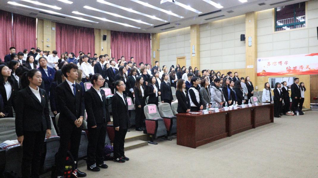 图为全体人员奏唱团歌 图为全体人员奏唱团歌