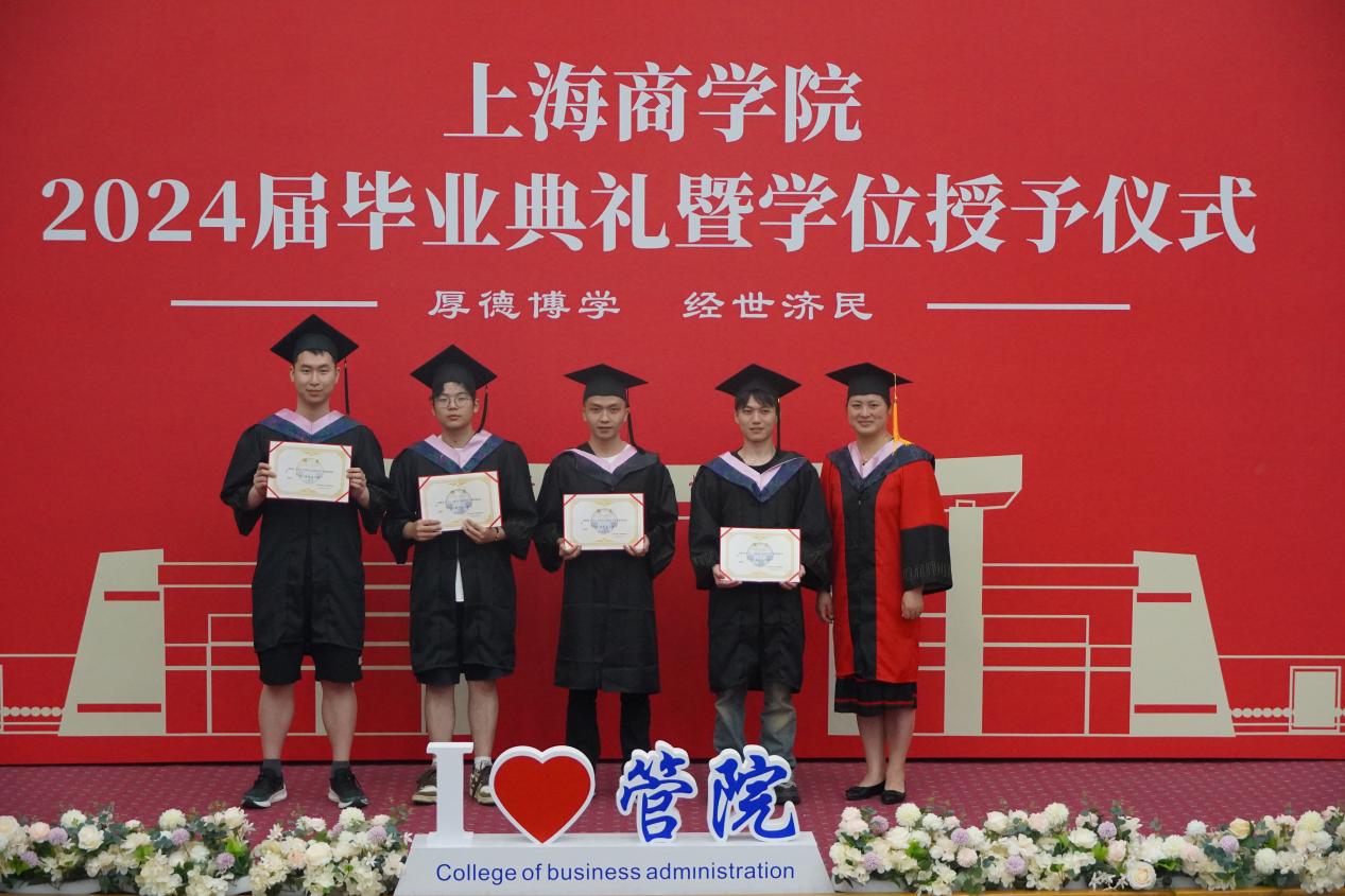 图3：专业老师授予毕业证书