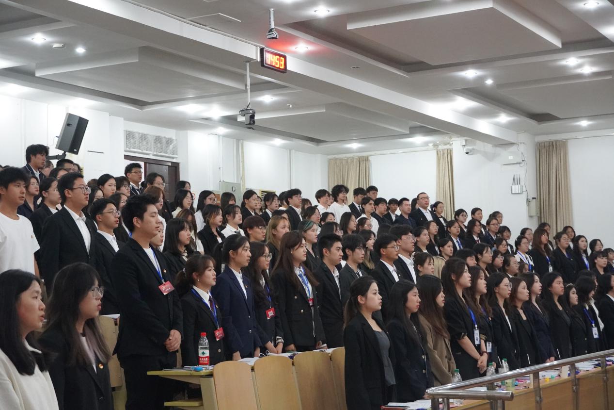 图1：全体出席人员齐唱国歌