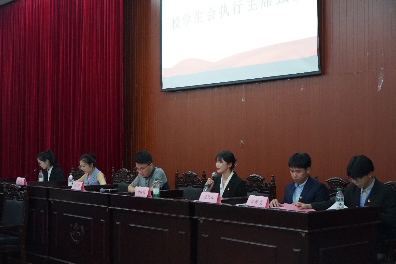 图2：任佳妮发言
