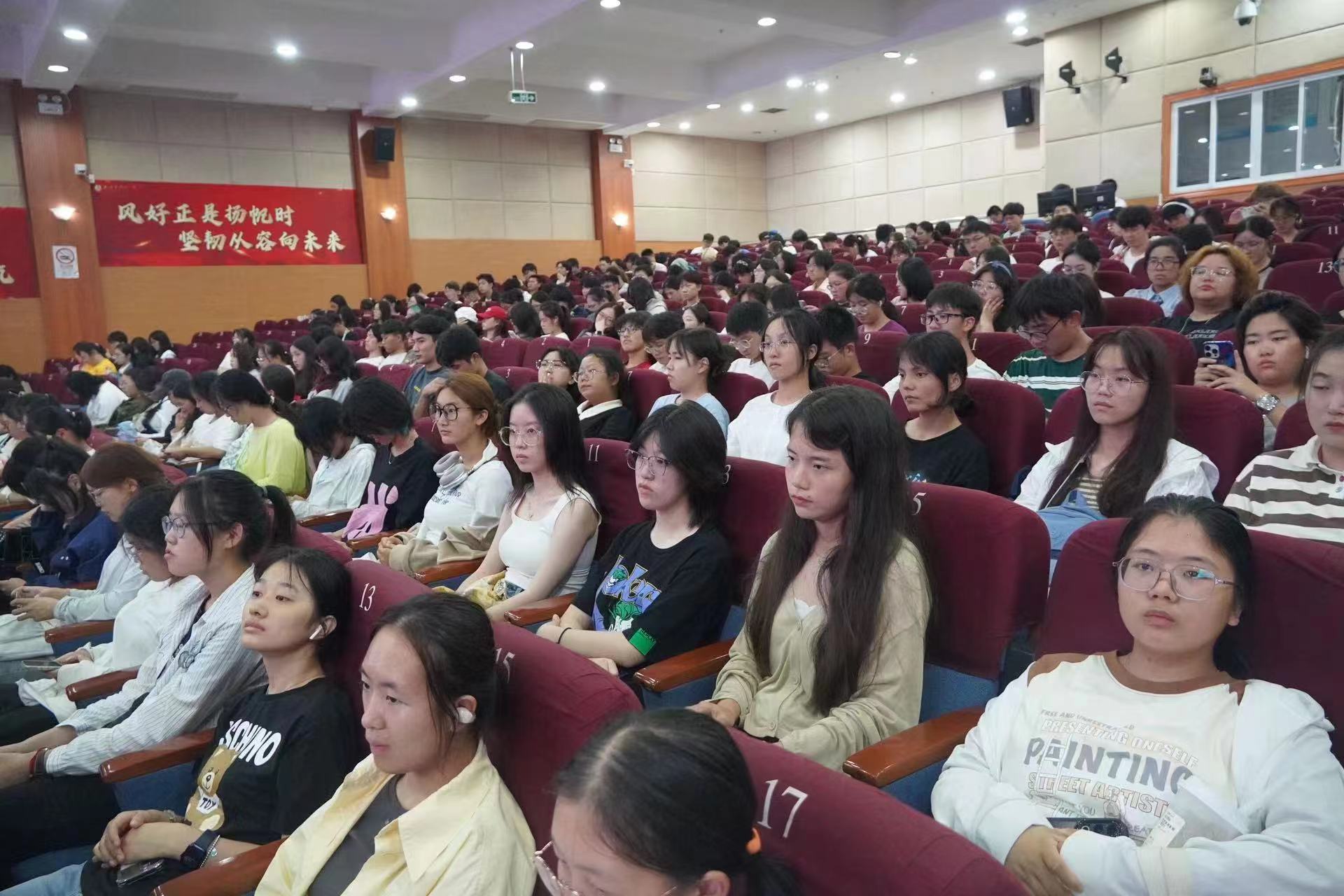 图1：新生见面会现场