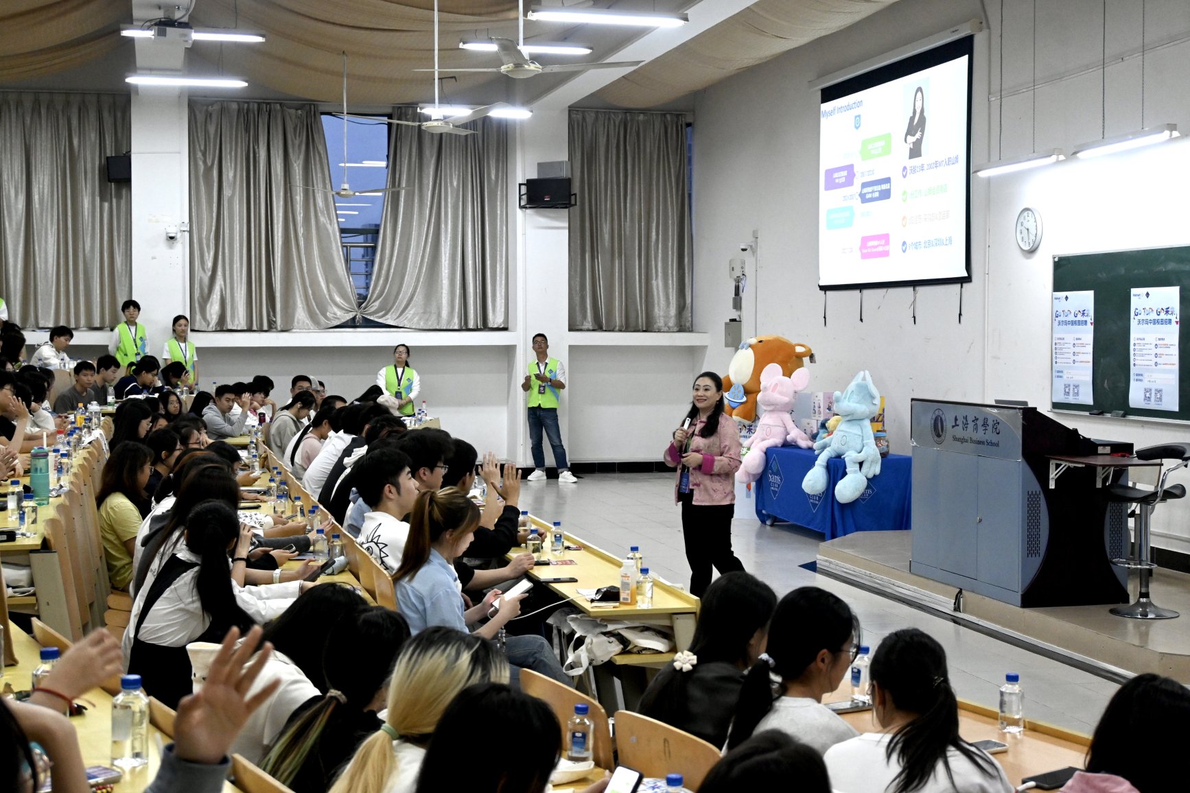图4：同学们积极参加问答环节