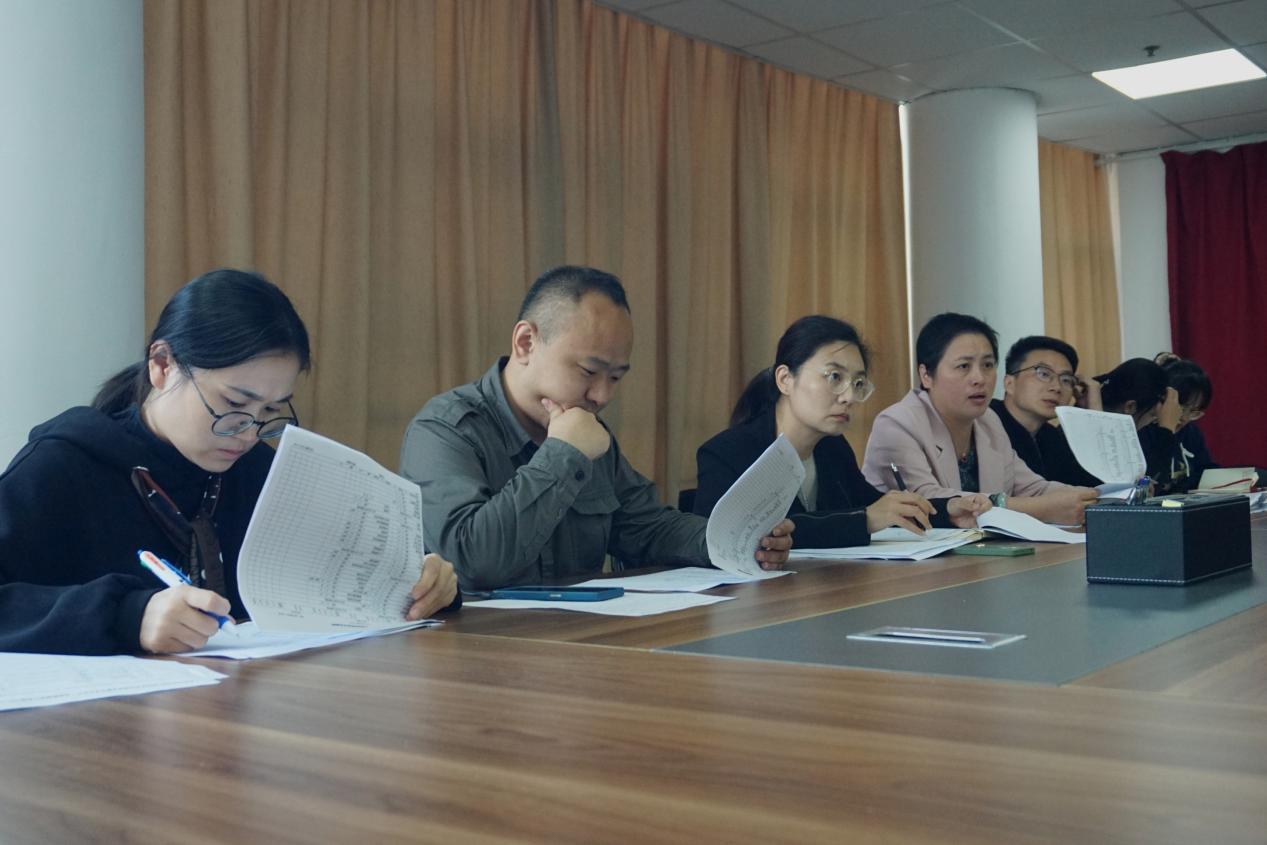 图2：老师们为学生分析问题