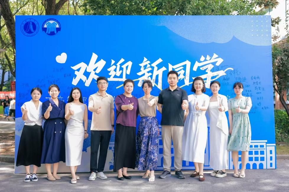 图4:报到现场学院老师合影