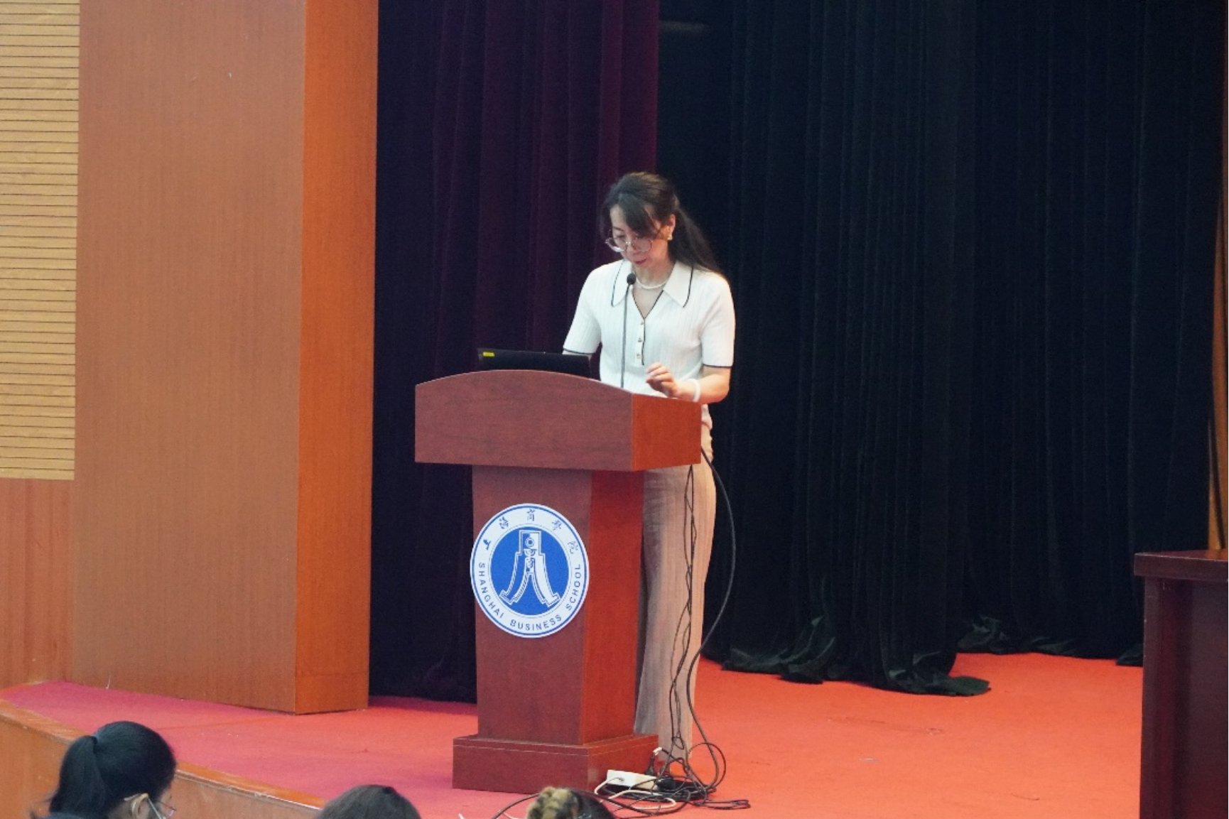 图2：曹静介绍学院情况