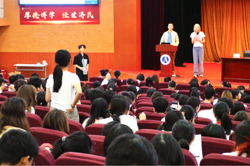 图3：新生进行知识竞答