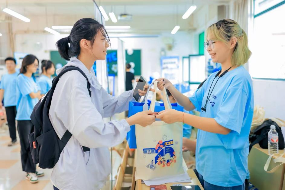 图2:学长会成员帮助新生完成入学报到