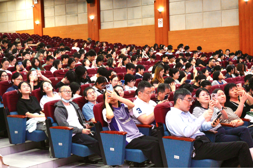 图2：新生积极扫码参与竞答