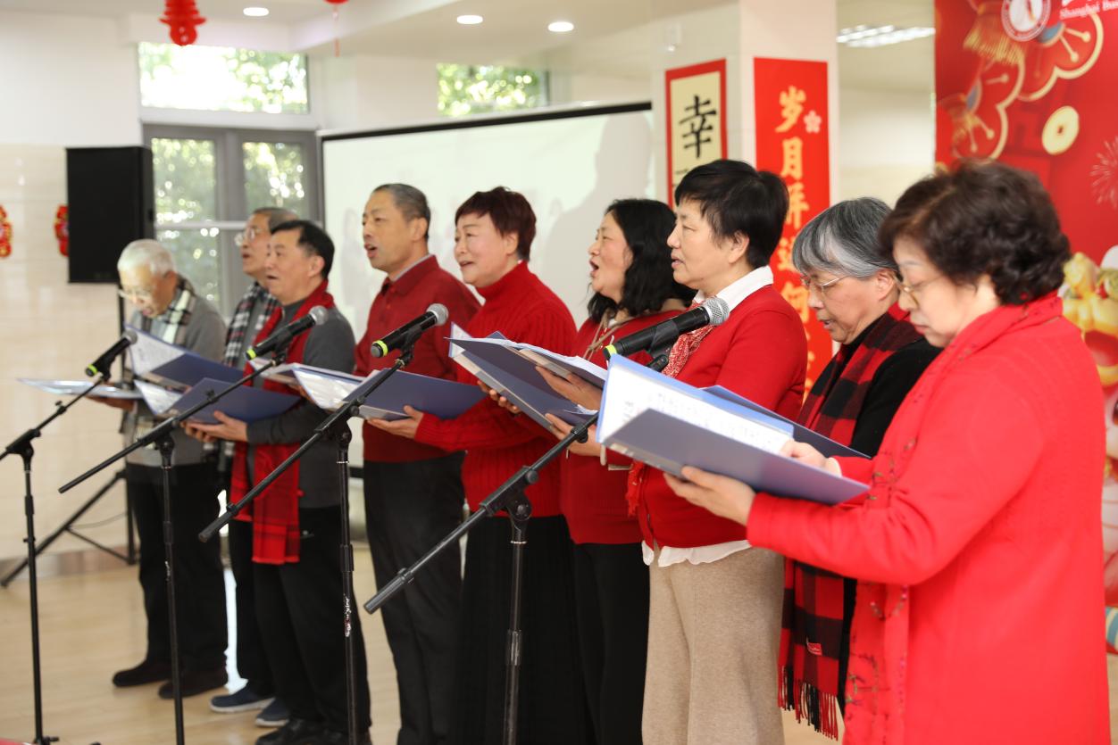 “开心合唱团”登台