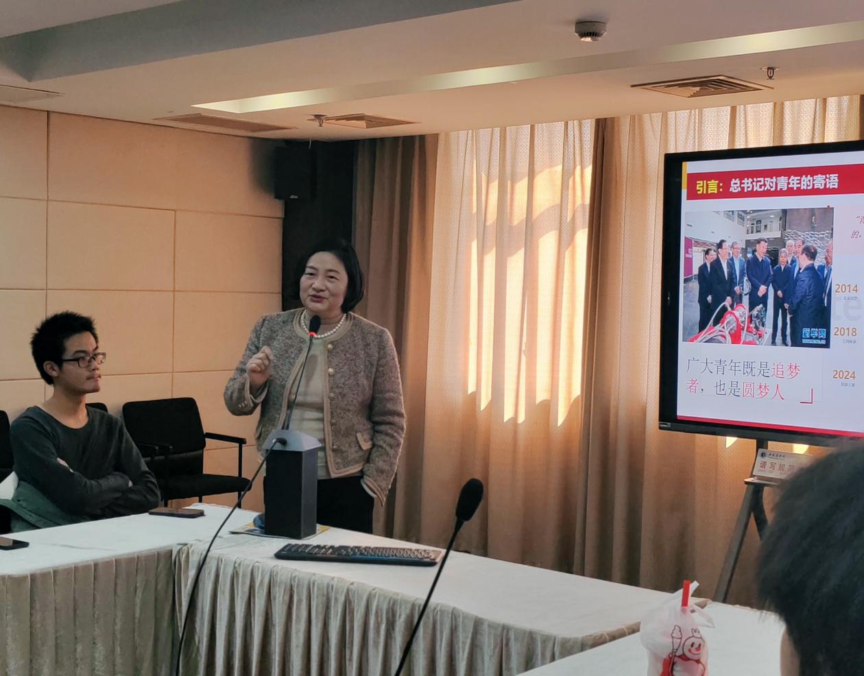 图为陈敏老师讲座