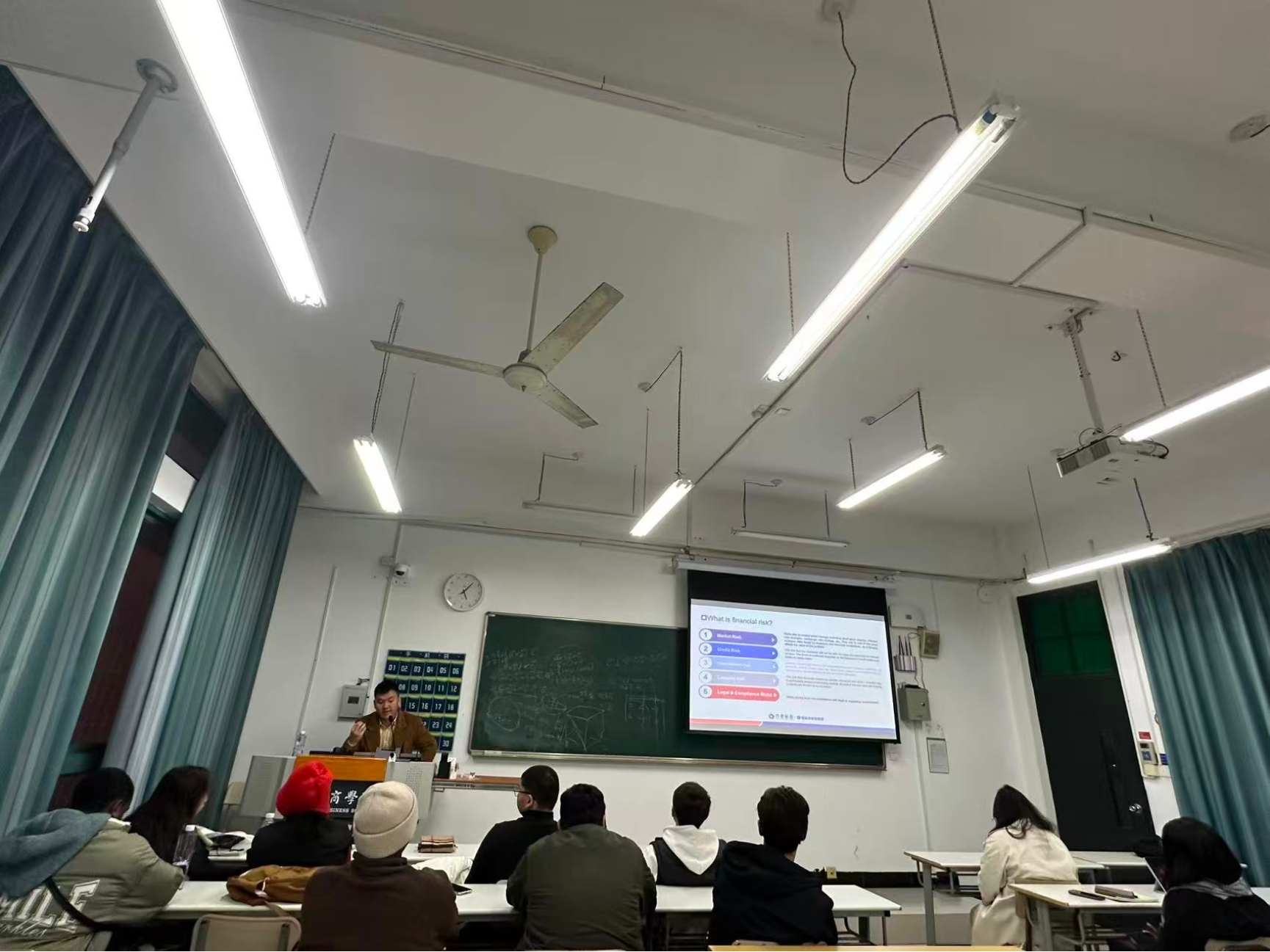 图为张茜贤讲解金融风险管理知识
