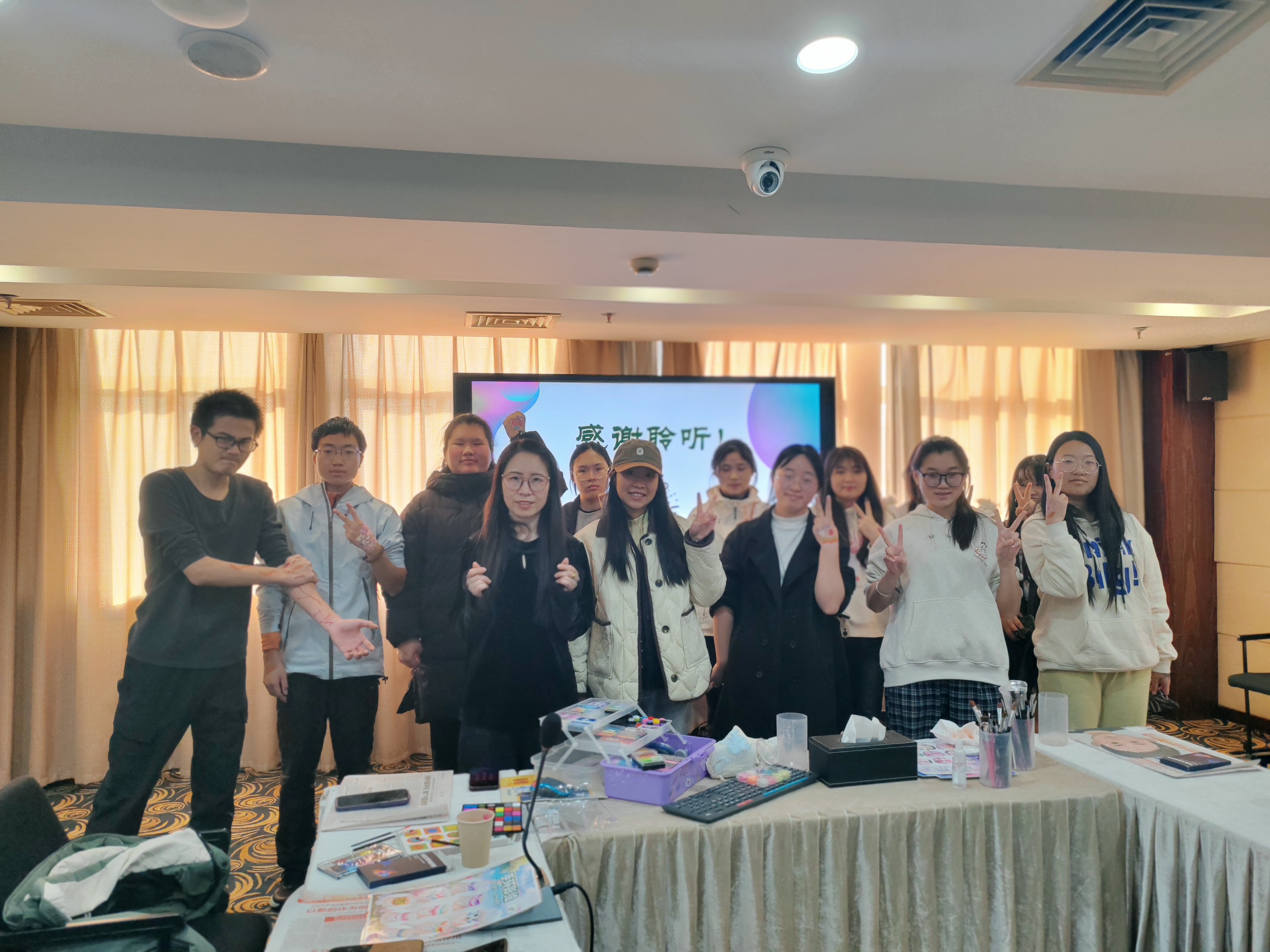 图为“绘出更好的未来”脸彩艺术体验活动