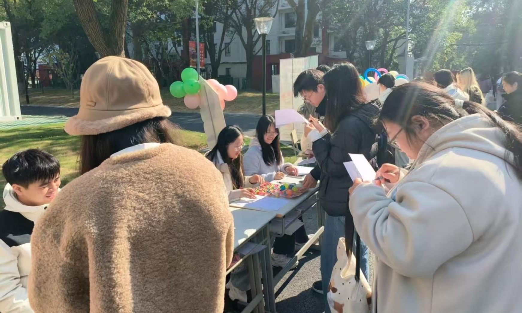 图为知识挑战赛摊位