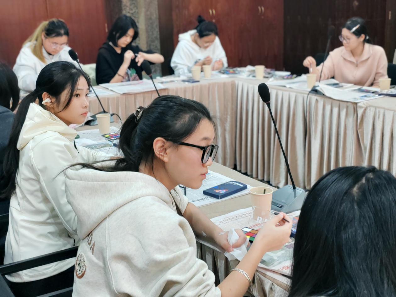 图为“绘出更好的未来”脸彩艺术体验活动