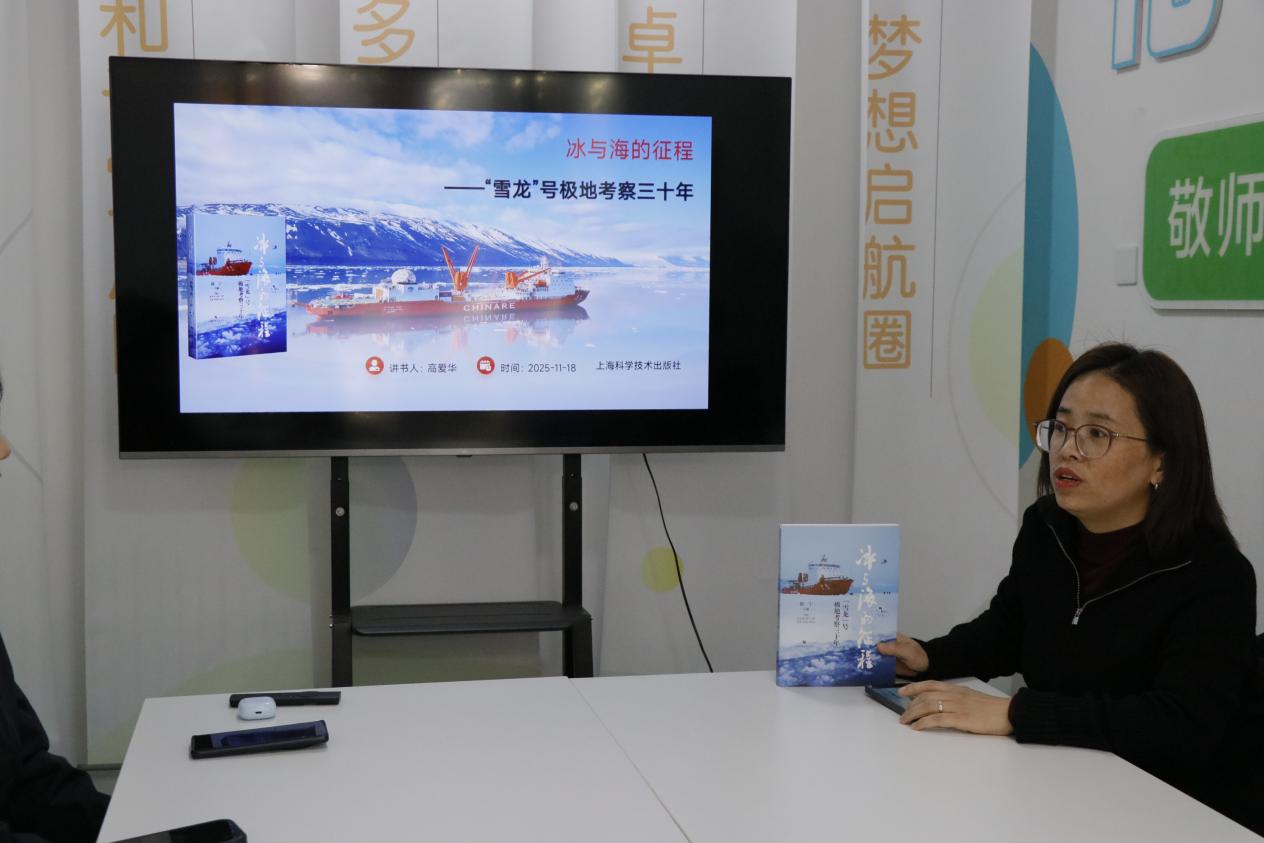 图为讲书活动现场