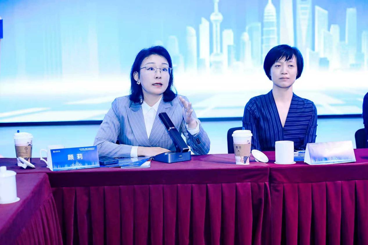 同方全球人寿上海分公司高级业务经理颜莉鼓励同学们适应日新月异的社会潮流