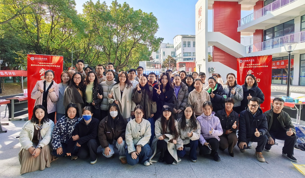 图为参与活动师生合照