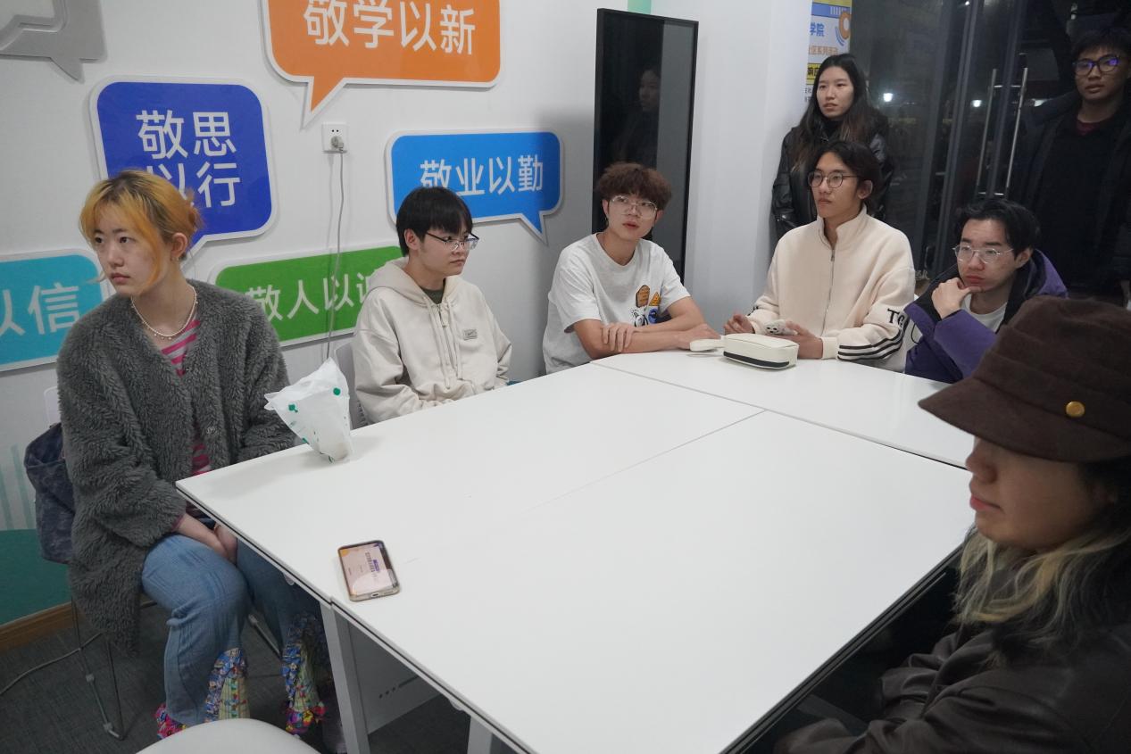 图为社员们认真听课