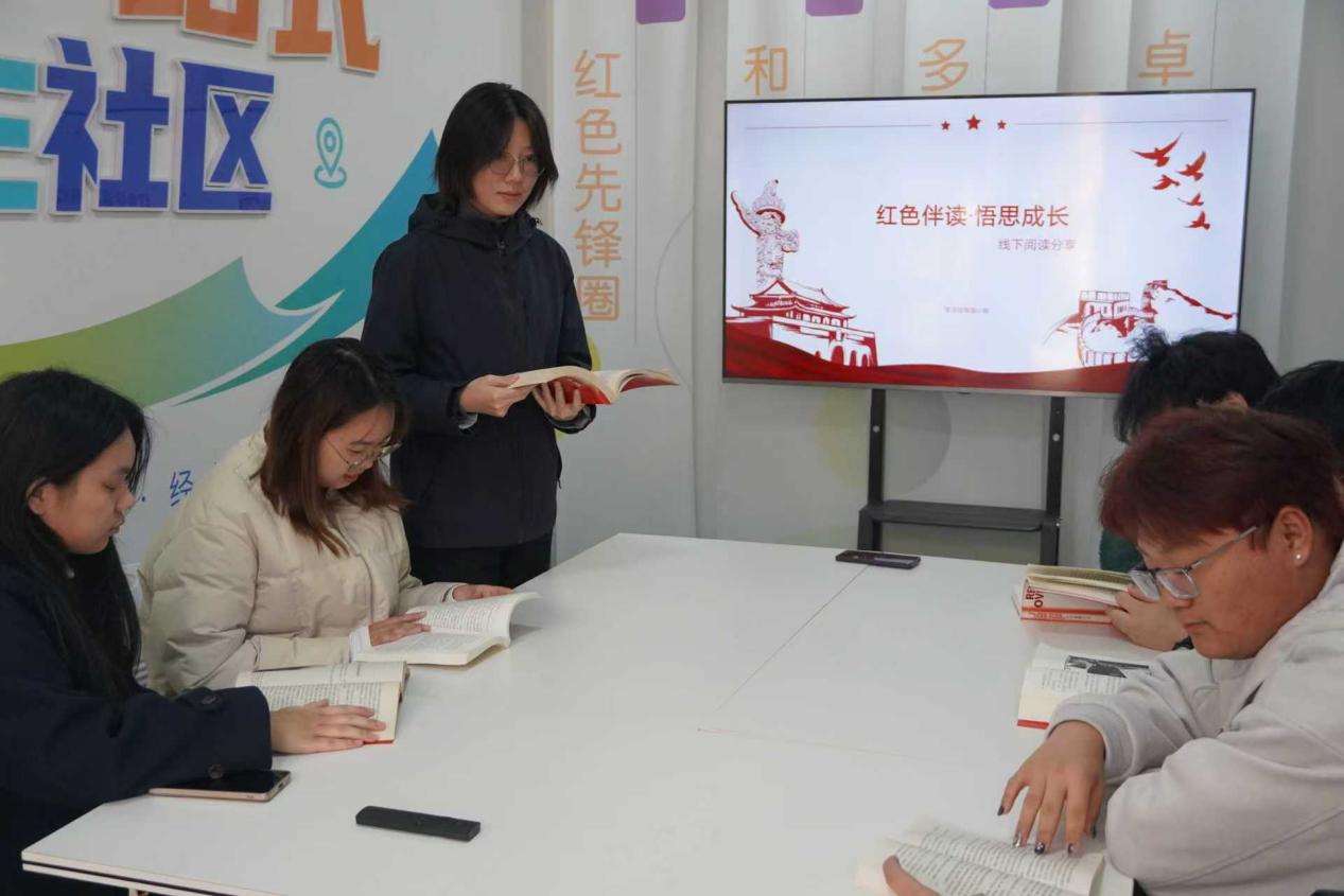 图为同学分享阅读收获