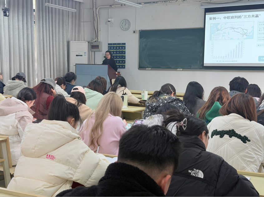 图为朱洁如老师以“中欧班列”为例解析“一带一路”的意义
