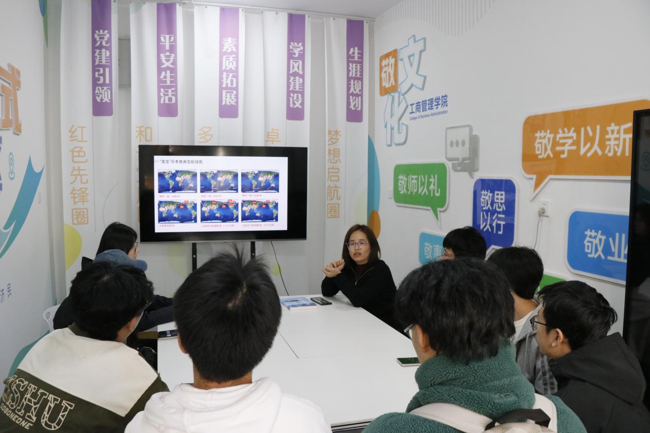 图为讲书活动现场