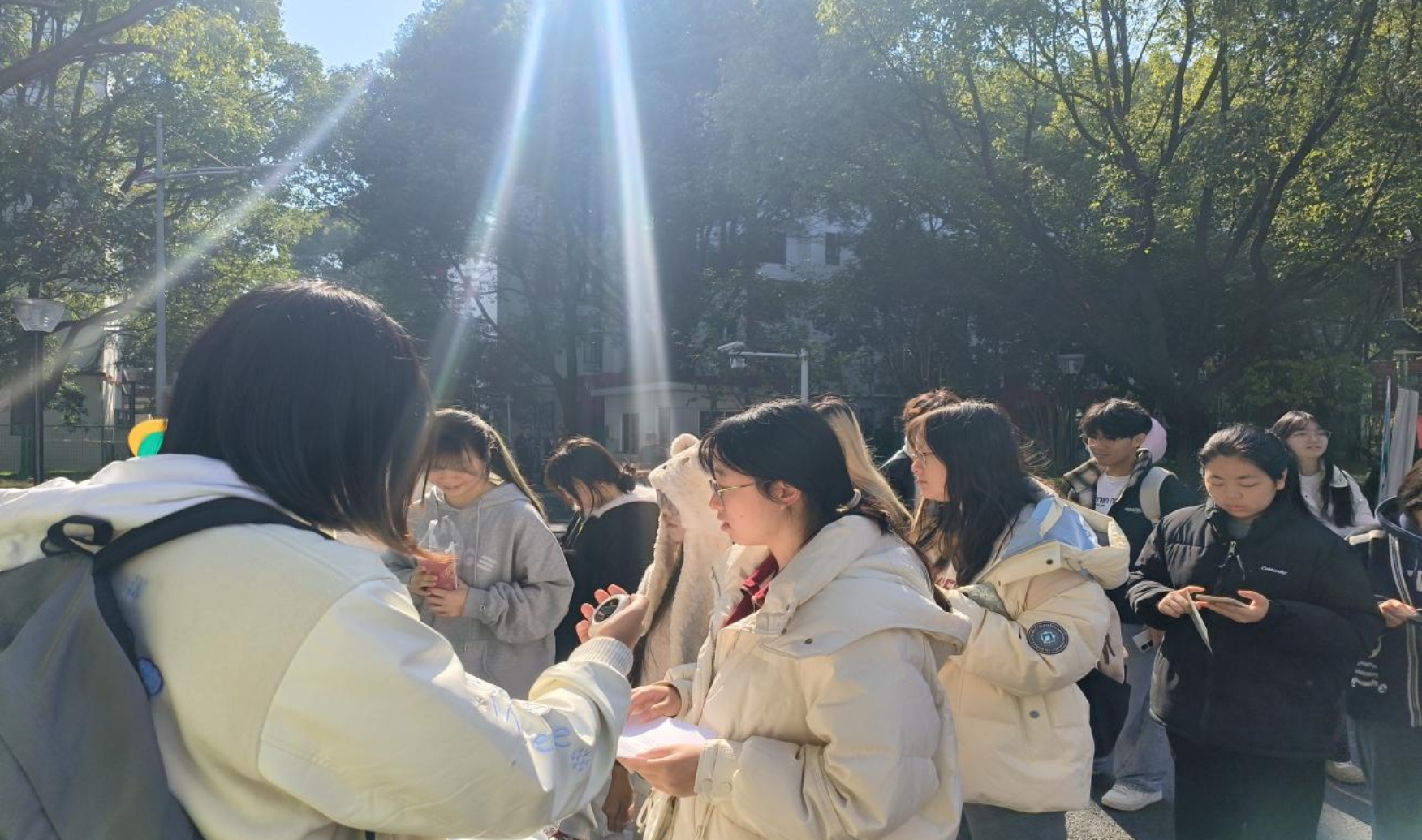 图为守时挑战摊位