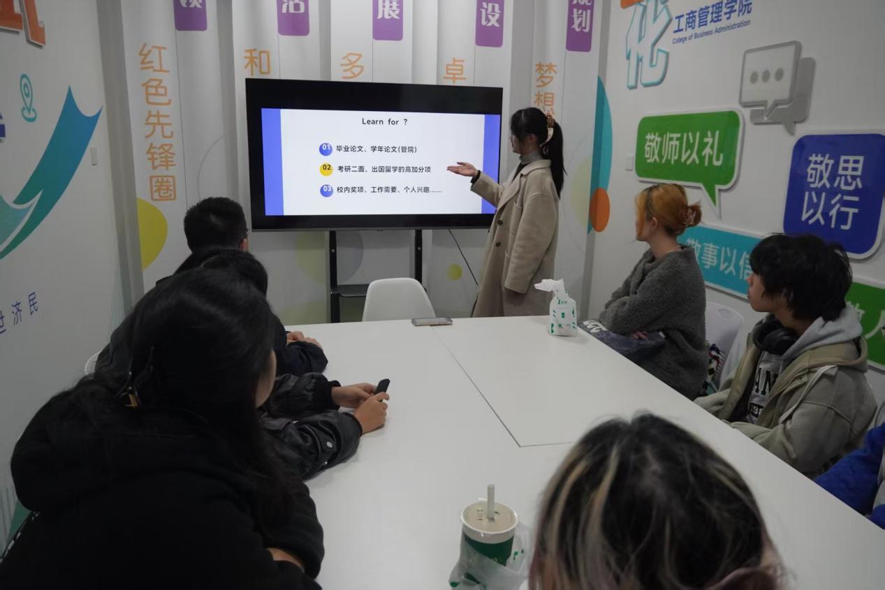 图为袁佳妮讲解过程